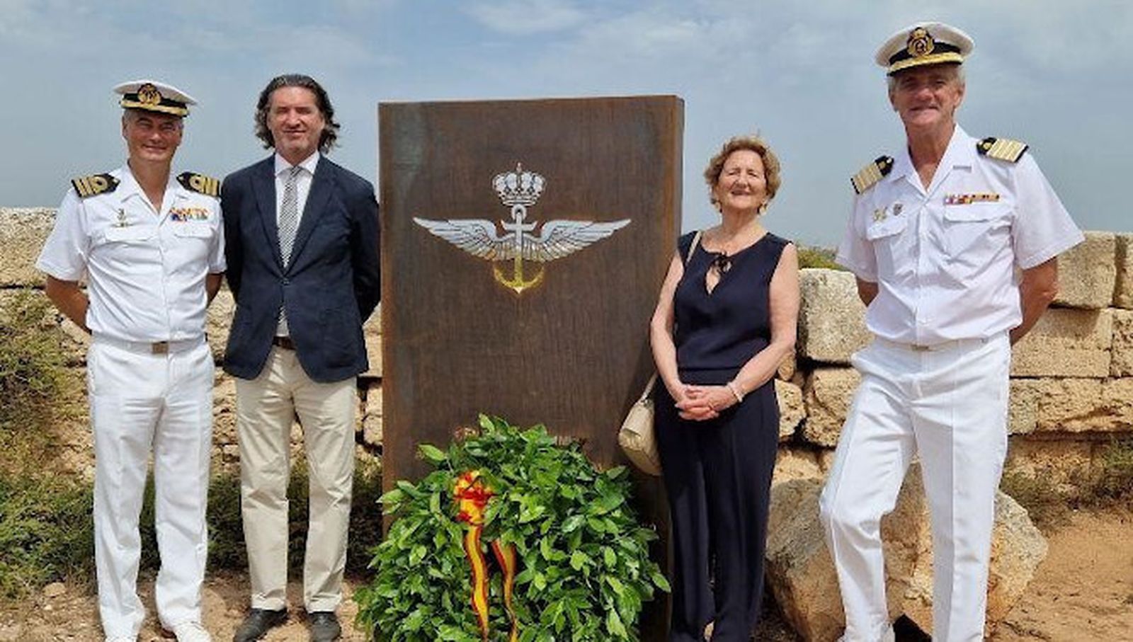 El capitán de fragata Manuel Cervera, Vichy Mozo Cervera, Mariquilla Cervera García y el coronel de intendencia, Javier Cervera Barranco, durante el homenaje en la fortaleza de la Mola.