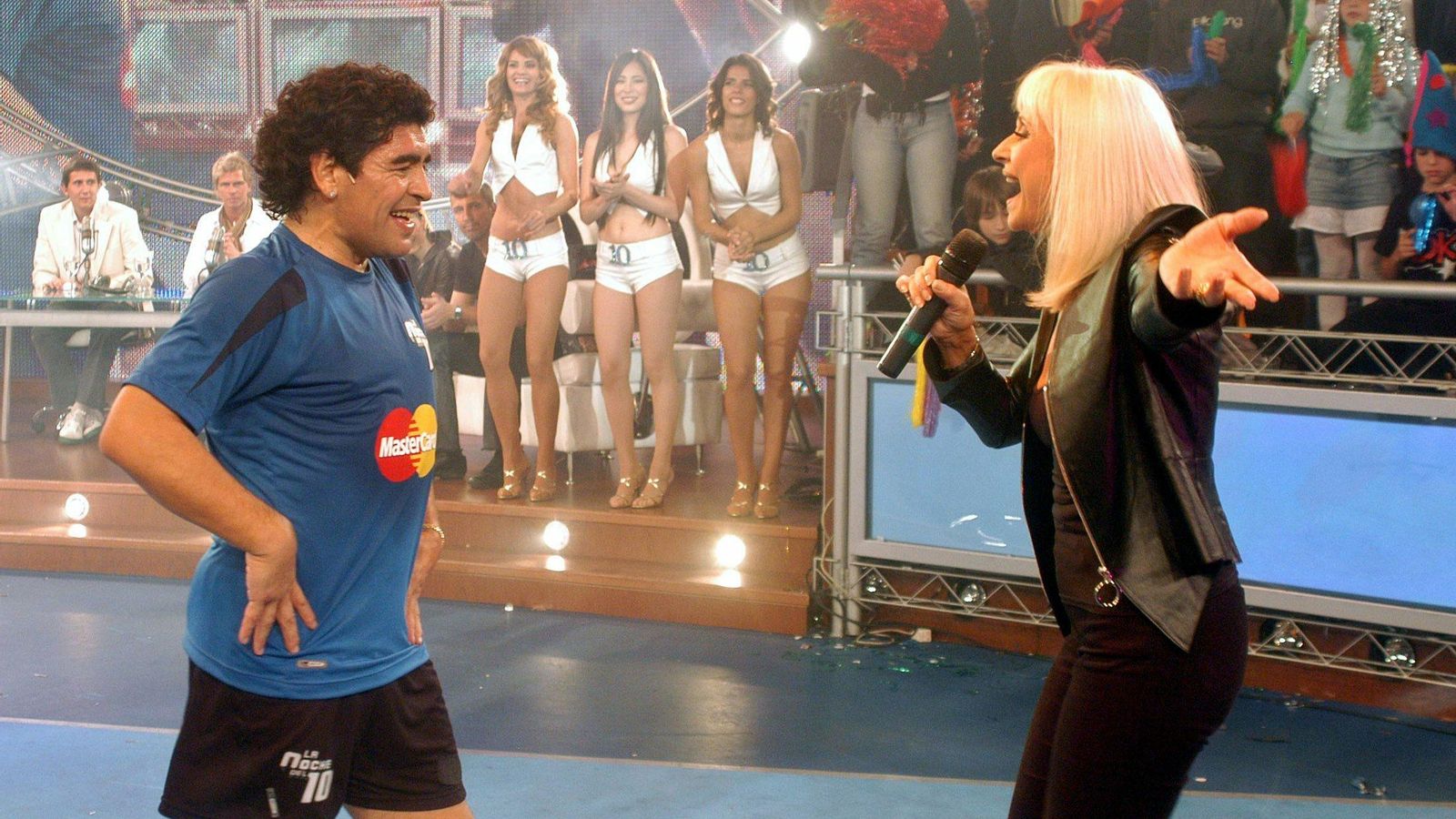Maradona baila con Raffaella Carrá en un programa televisivo.