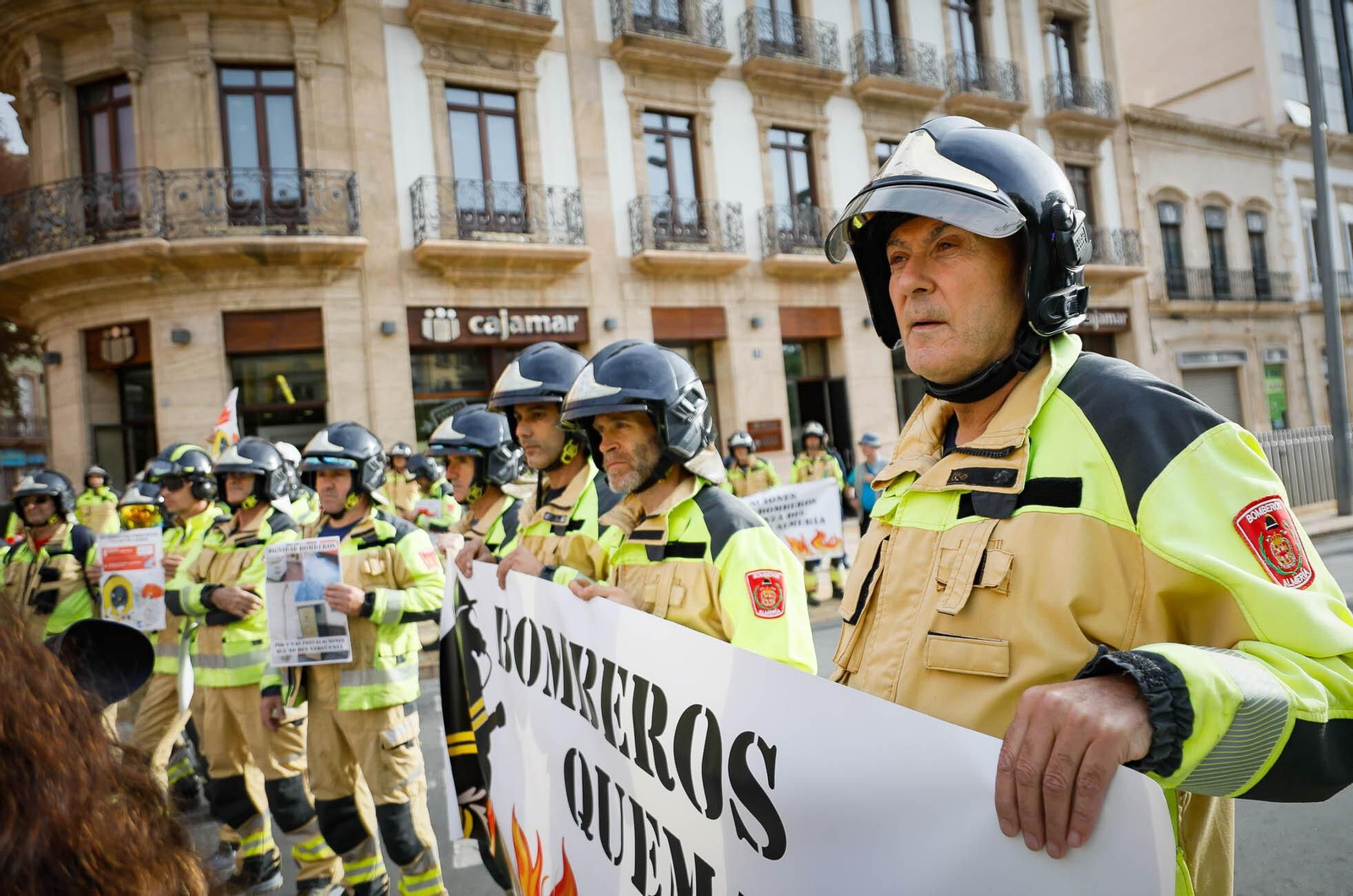 Imágenes de la manifestación de bomberos en Almería