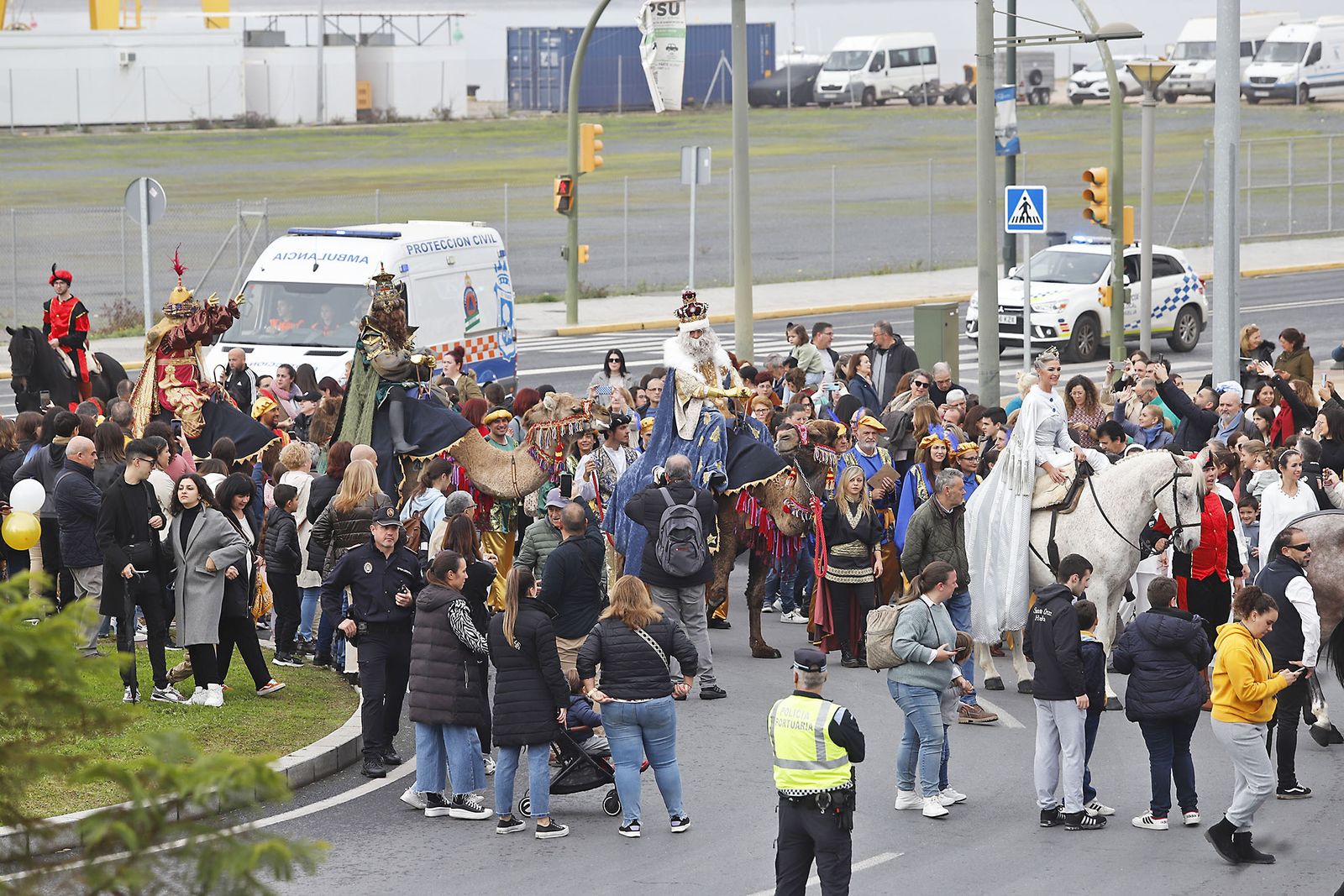 Imágenes de la mágica llegada de los Reyes Magos y la Estrella de la Ilusión a Huelva en barco