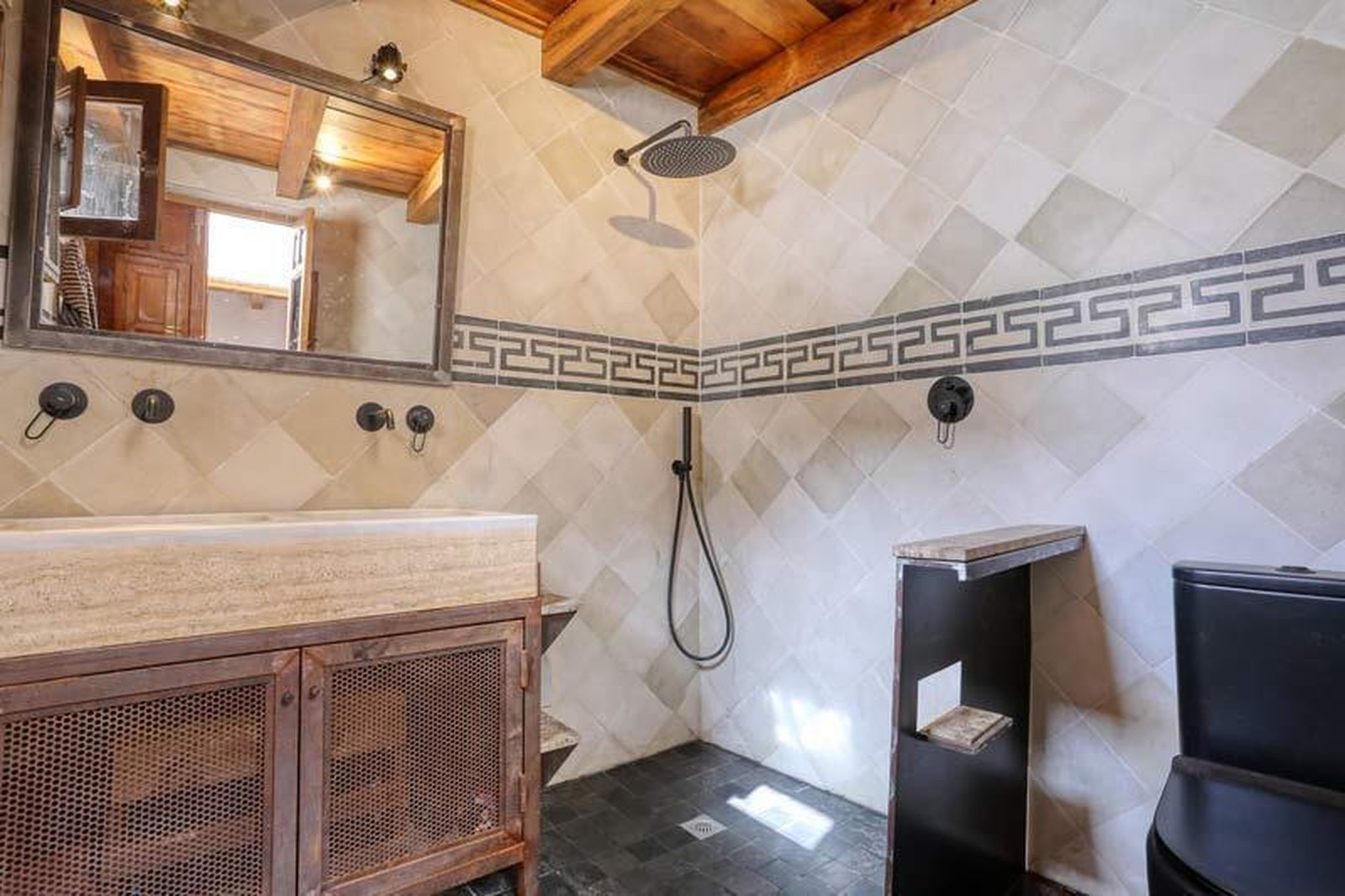 El hierro y el mármol, junto con el hidráulico, protagonizan el cuarto de baño.