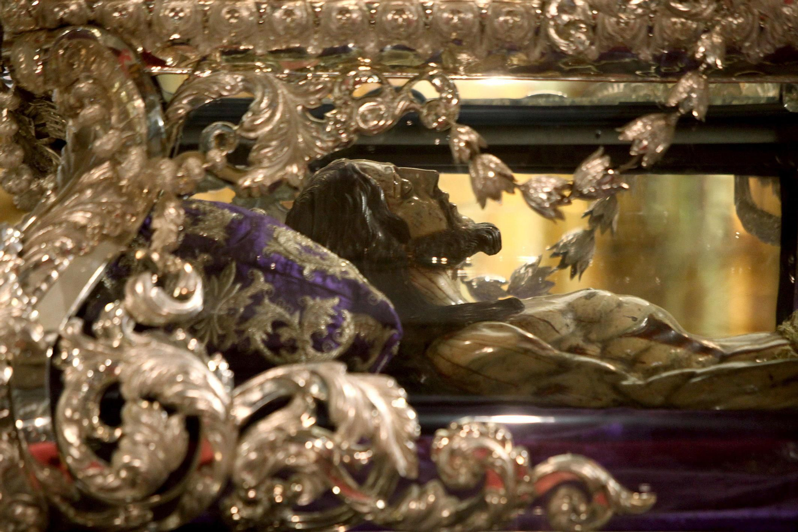 La imagen del Cristo Yacente en su urna de plata.