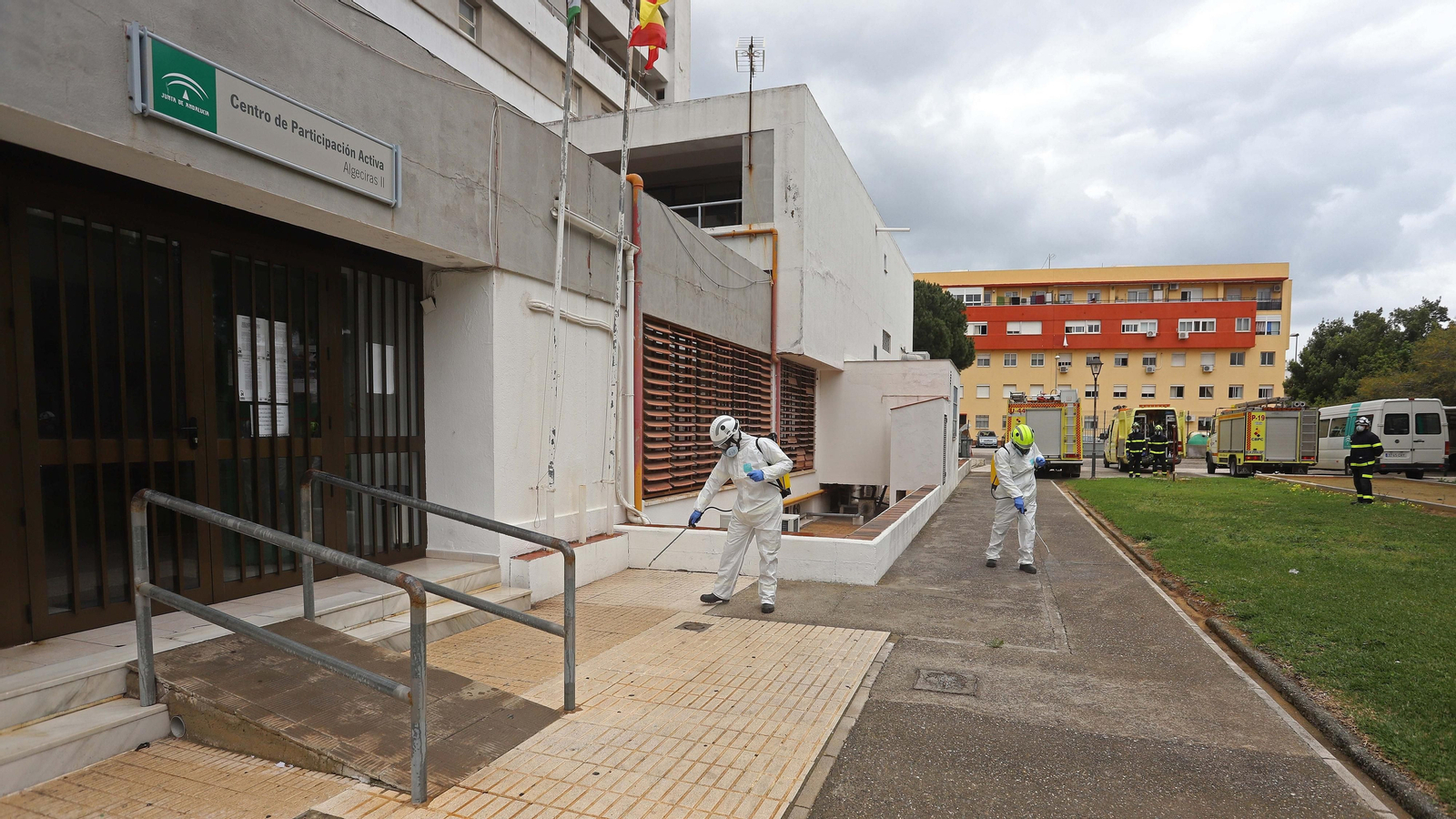 Fotos de las tareas de desinfección del Centro Residencial para Mayores de Algeciras