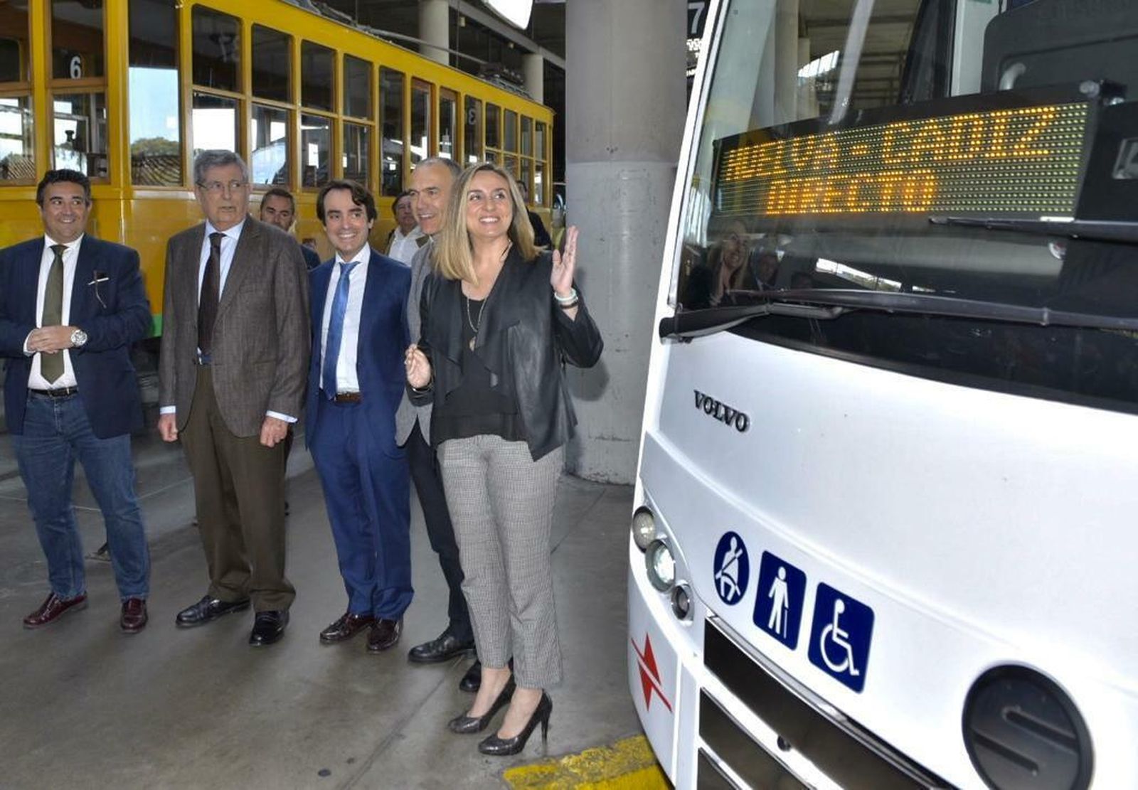 Maifrán Carazo presenta, en la estación de Plaza de Armas, el autobús directo entre Huelva y Cádiz.