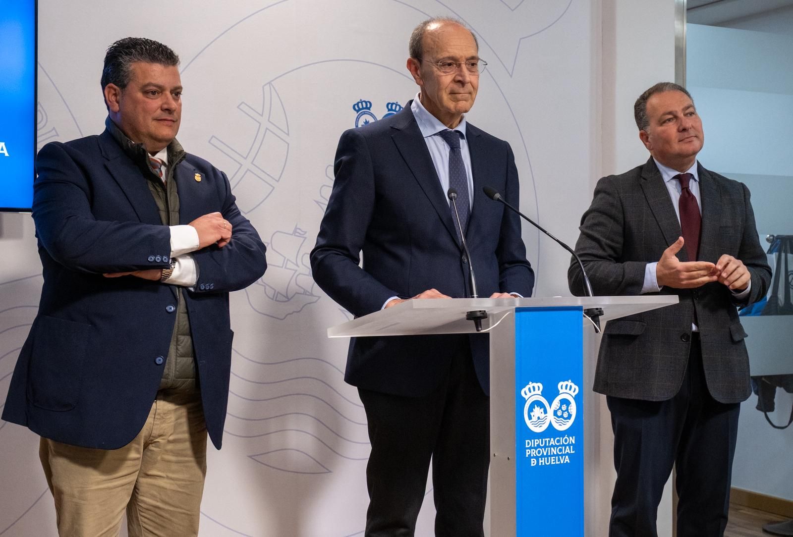 El diputado de Medio Ambiente, Arturo Alpresa; el jefe del Servicio de Control de Plagas, Paco Cáceres: y el presidente de la Diputación de Huelva, David Toscano.