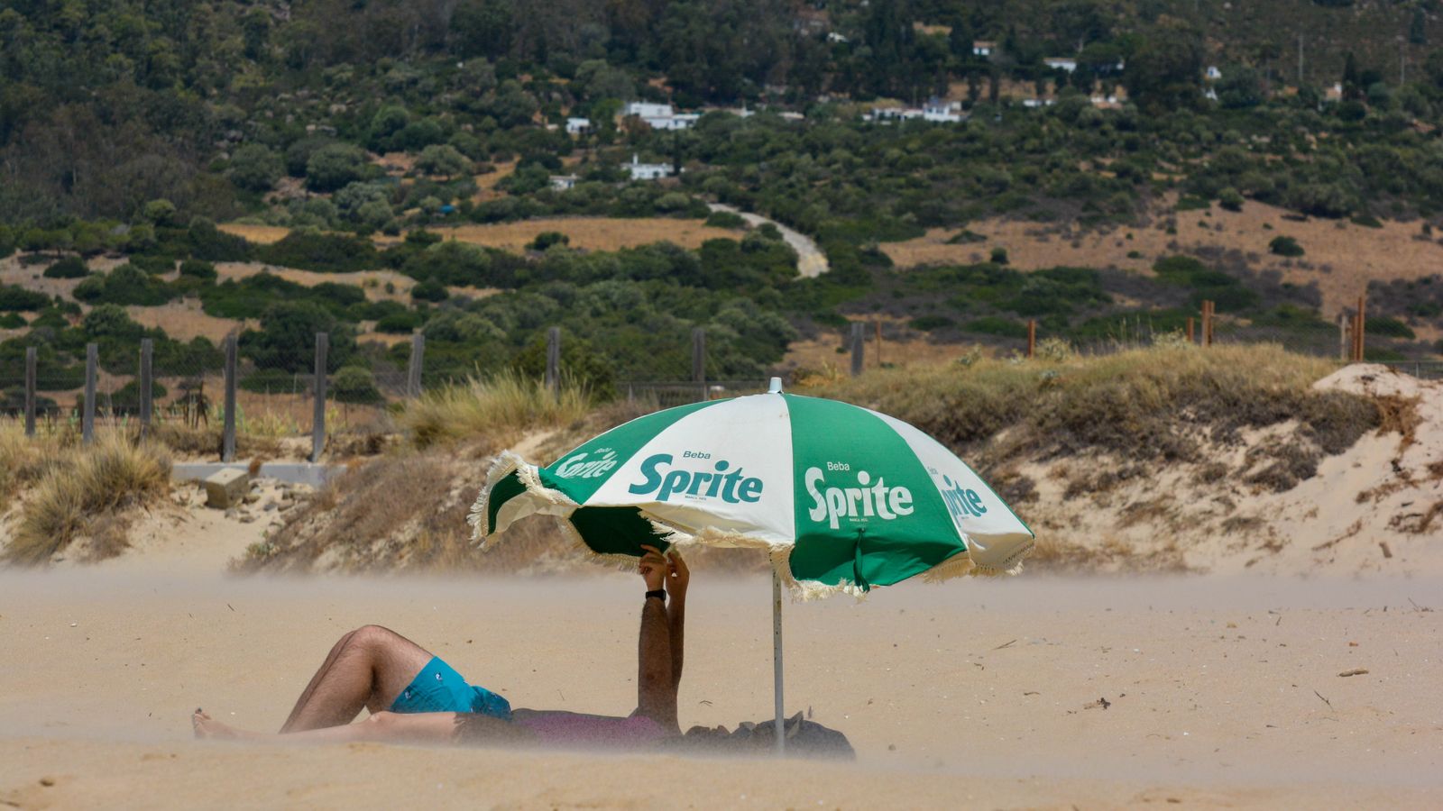 Día de sol y viento en la playa de Bolonia