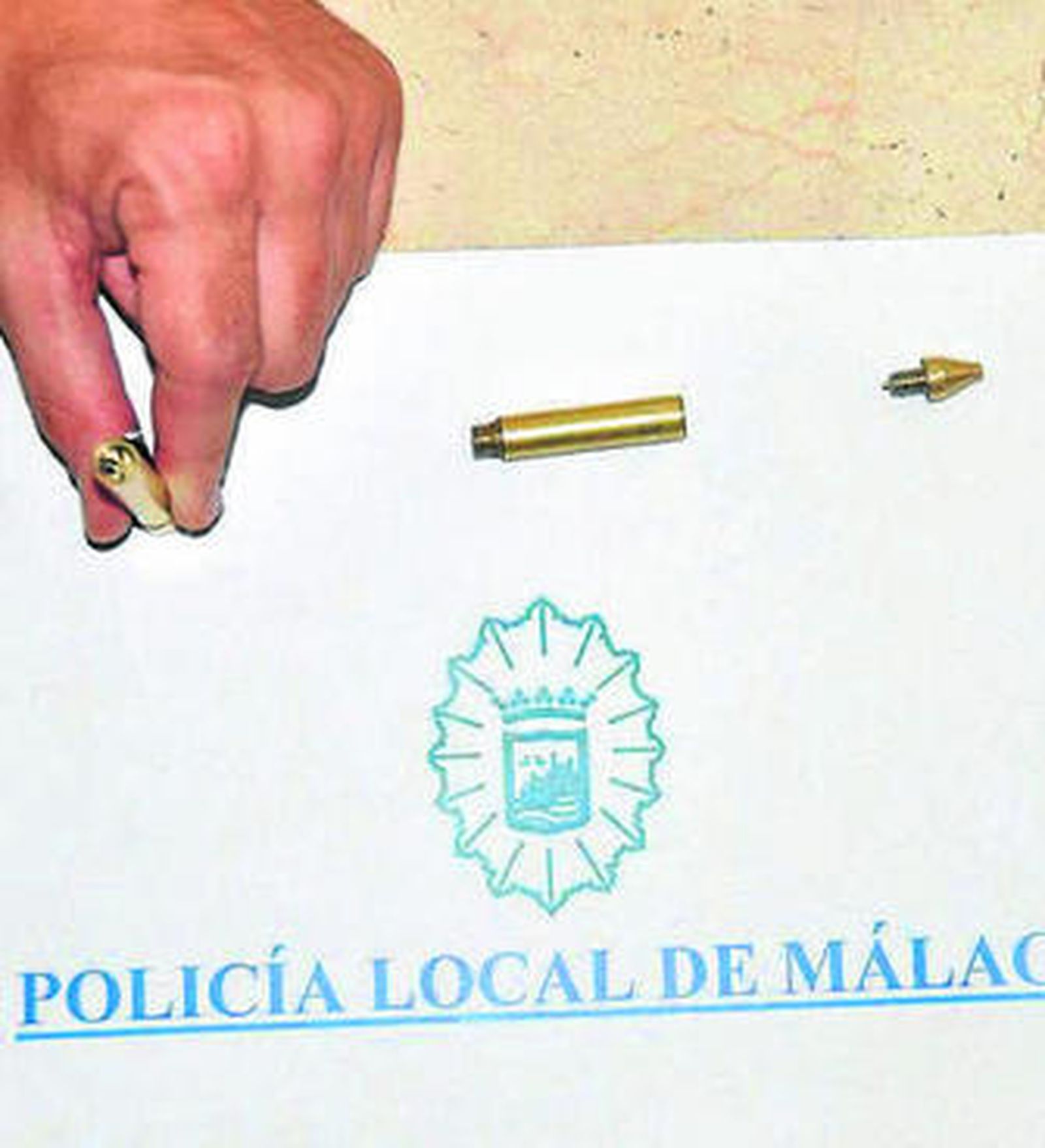 El bolígrafo-pistola intervenido.