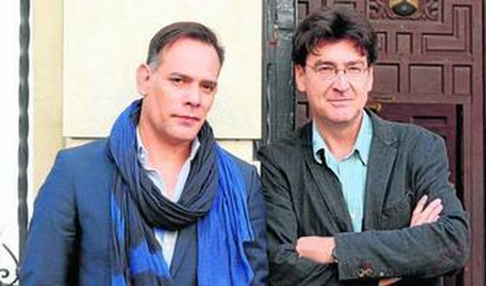 Royds Fuentes-Imbert y José María Sánchez Verdú posan en el centro de Sevilla tras la entrevista.