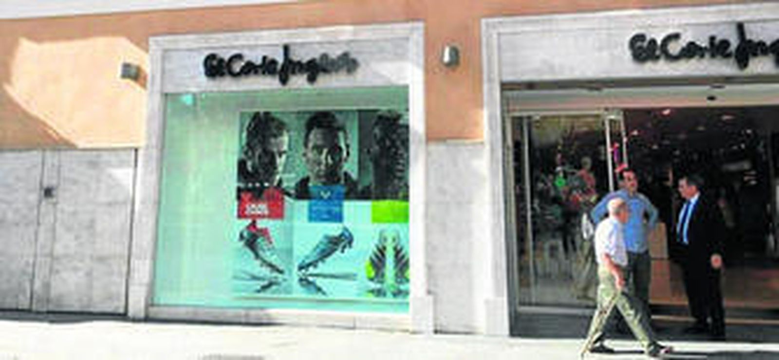 Escaparate de la nueva tienda de deportes de El Corte Inglés, que abrió ayer sus puertas.