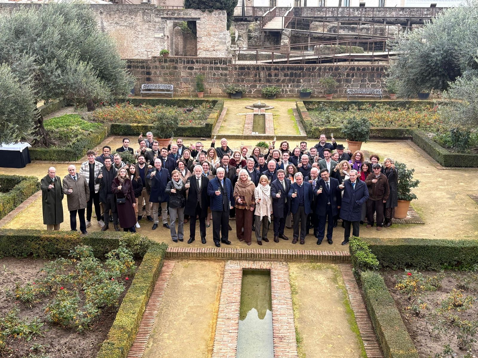 Foto de familia en el Alcázar tras la firma del convenio.