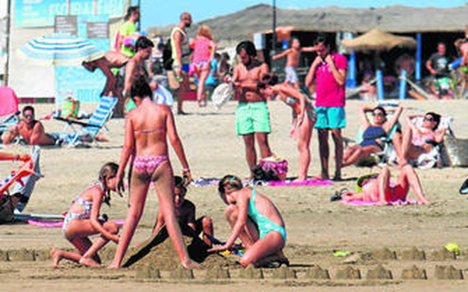 Las muñequeras de la tranquilidad.  Los turistas son los usuarios más habituales del servicio, pues son los que menos conocen la zona y los que más desorientados se encuentran ante una situación de pérdida momentánea del menor.