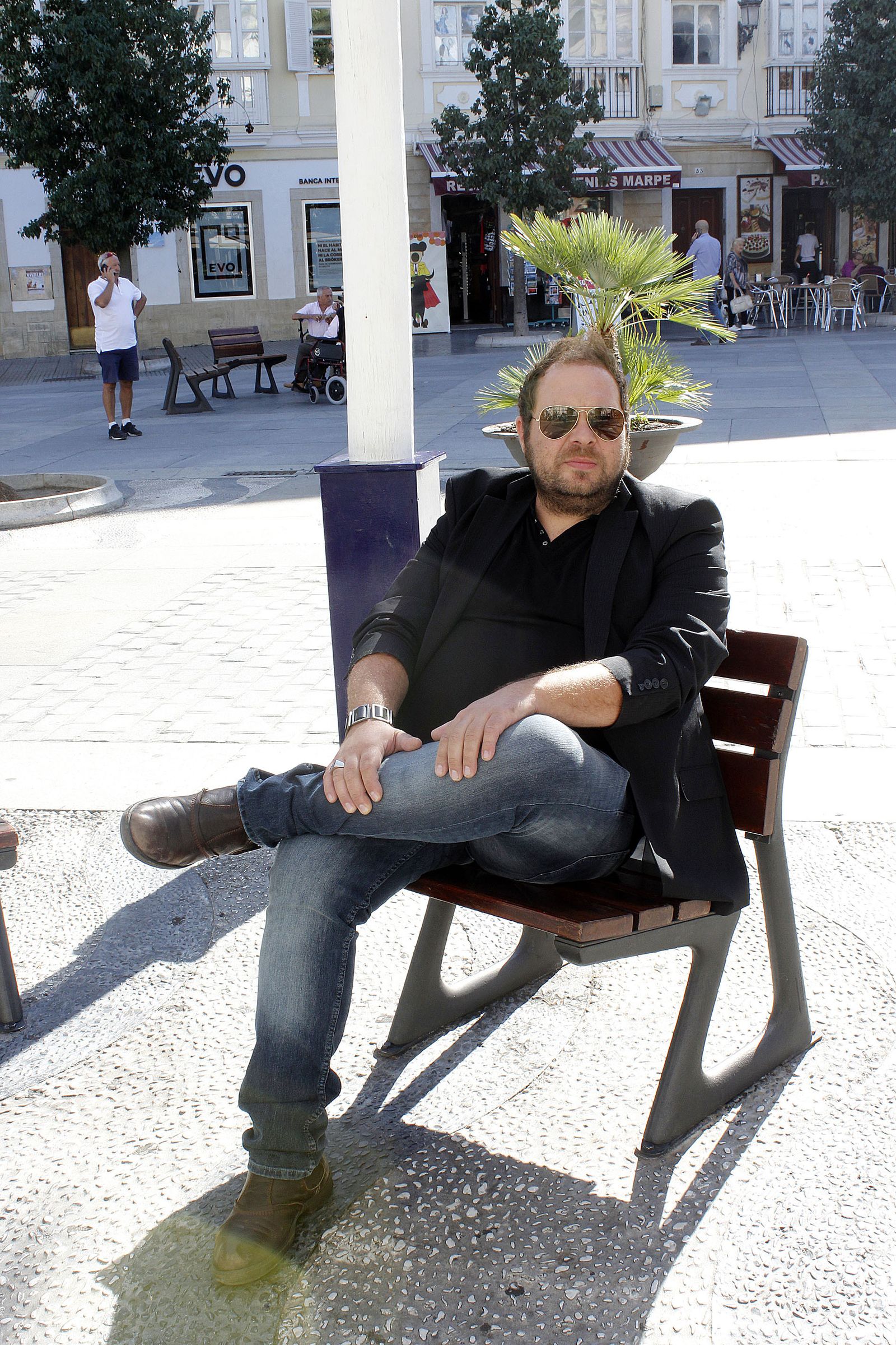 El músico Juanjo Memphis, en la plaza de San Juan de Dios.