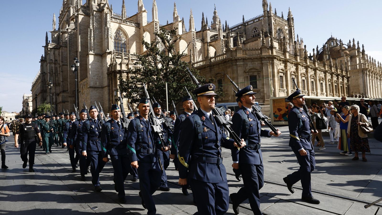 Un momento del desfile militar a su paso por la Catedral de Sevilla.