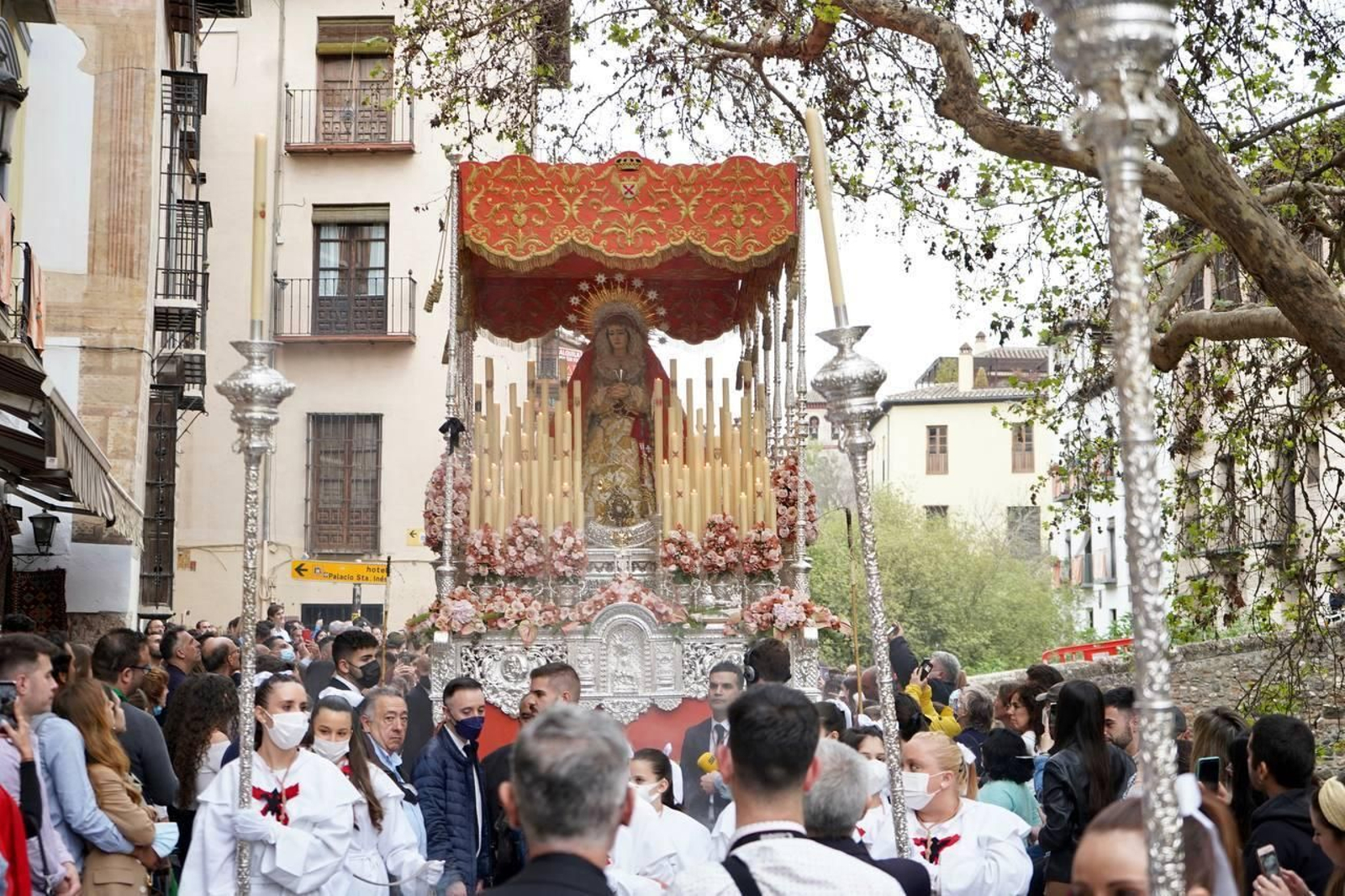 Lunes Santo en Granada: del fervor del barrio al silencio del Santo Cristo