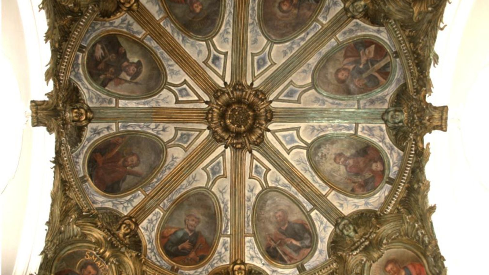 Los doce apóstoles pintados, dentro de óvalos, sobre la cúpula semiesférica y las cuatro pechinas