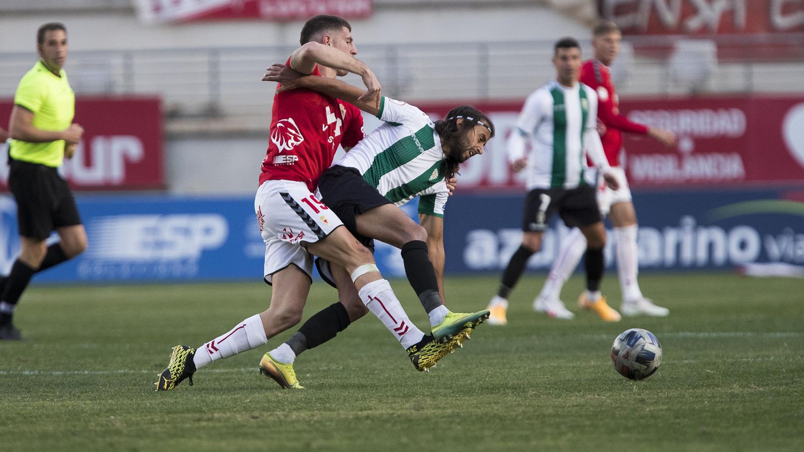 Mario Ortiz rebaña una pelota ante la presión del grana Alberto Toril.