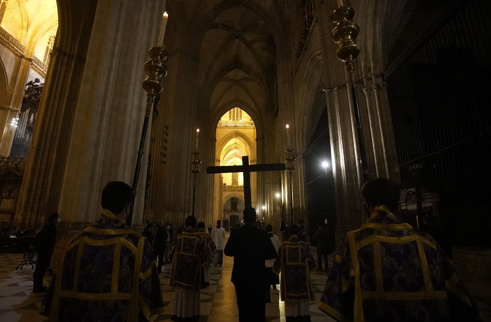 El Vía Crucis de las Hermandades, en imágenes