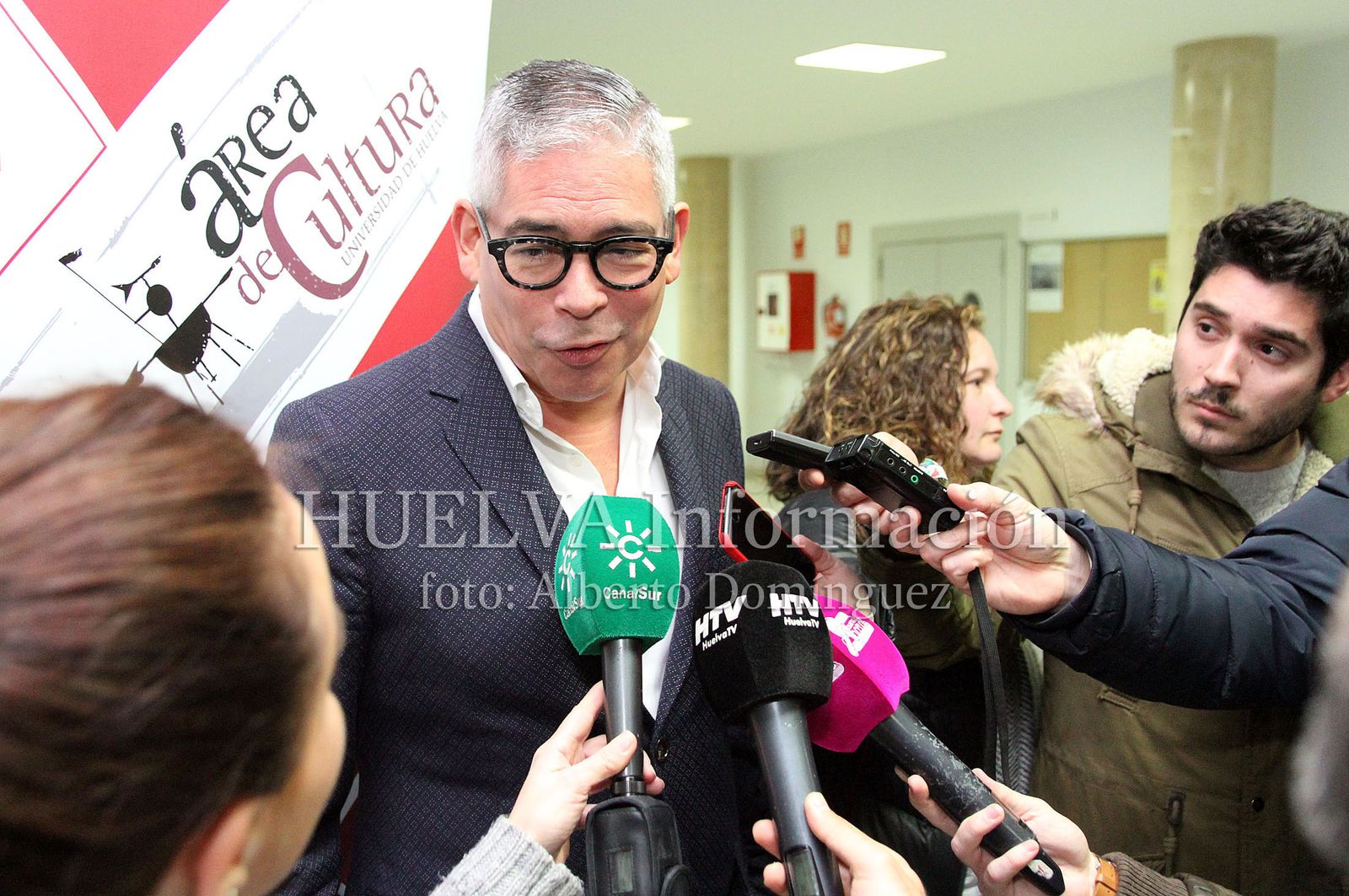 Boris Izaguirre presenta "Tiempo de Tormentas" en la Universidad de Huelva, en imágenes