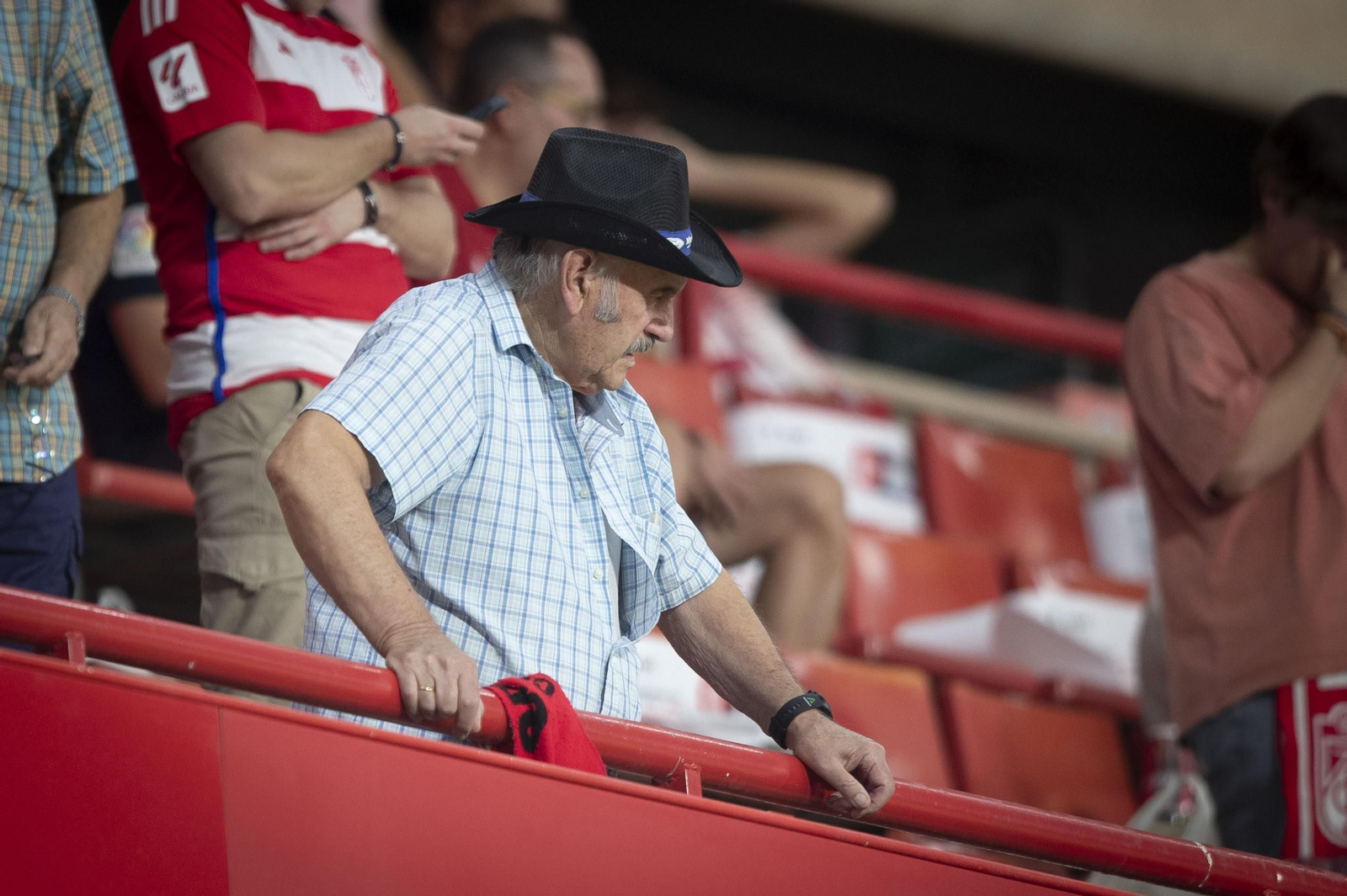 Encuéntrate en la grada de Los Cármenes en el Granada-Leganés