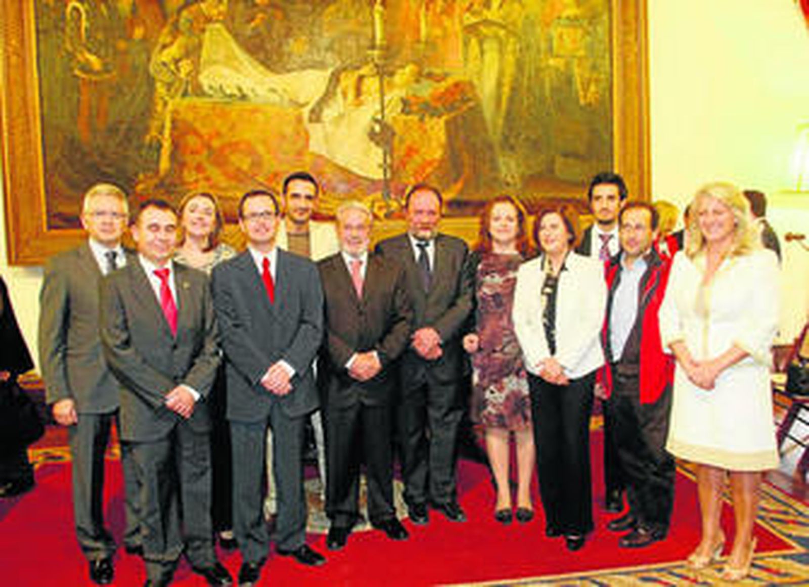 Foto de familia de los premiados por el Consejo Social de la UGR y los representantes que hicieron entrega de los galardones.