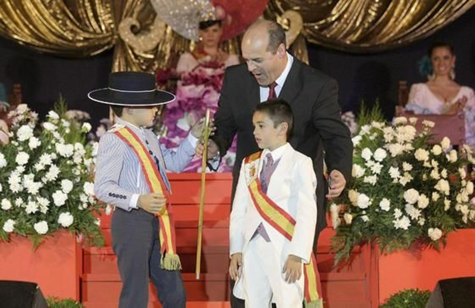 Un momento de la entrega del bastón de mando al alcalde infantil, José Morales

Foto: Erasmo Fenoy