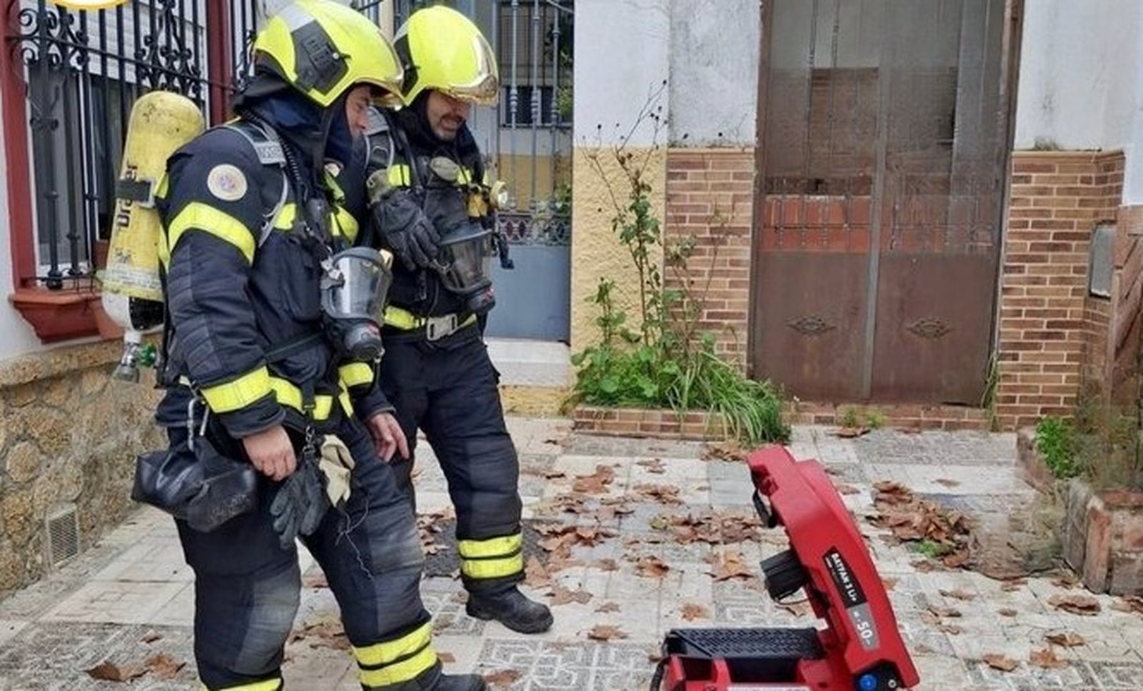 Los efectivos de bomberos en el exterior del domicilio de la calle Pensamiento de Jerez, donde se registró el conato de incendio.