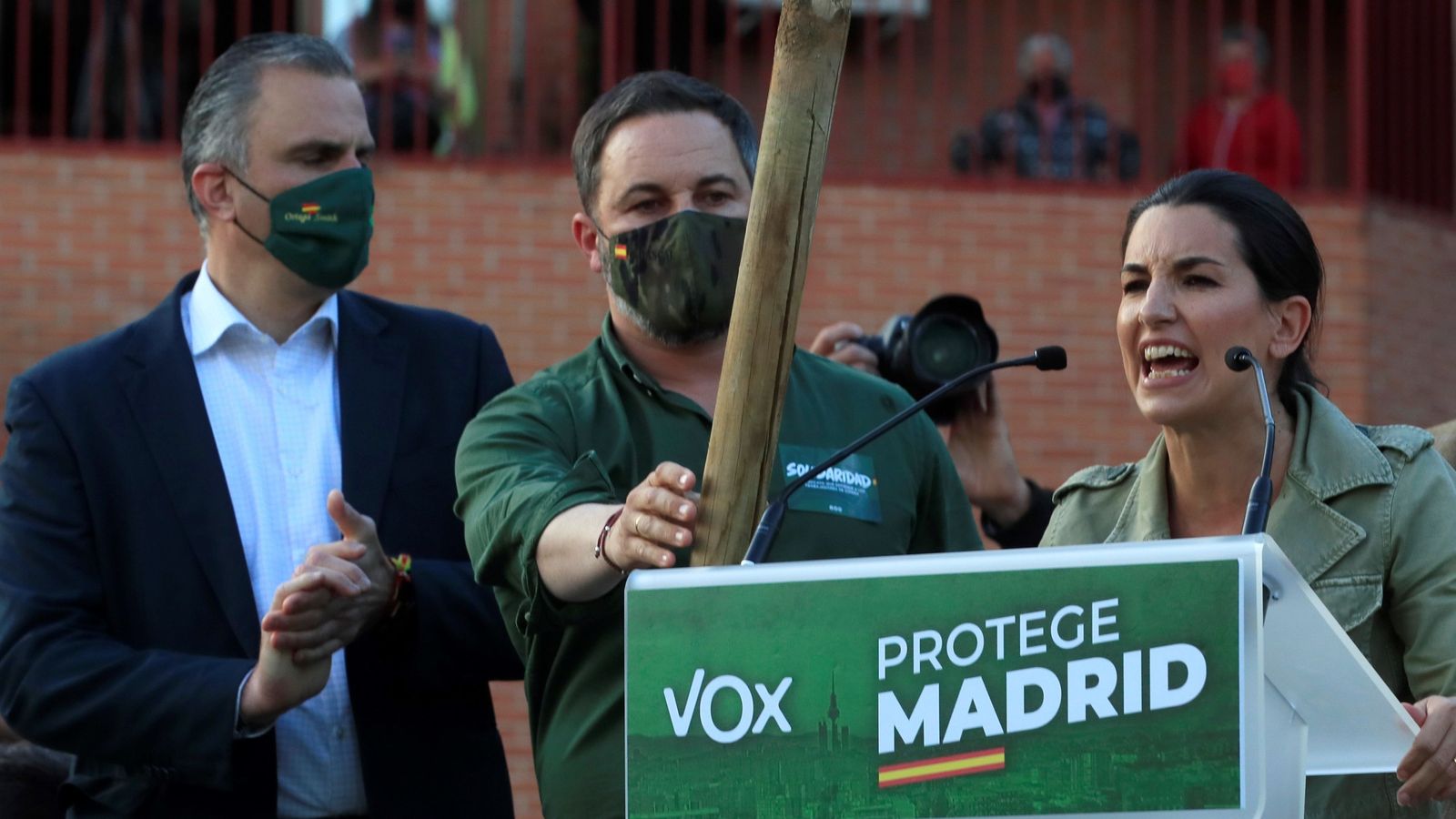 Abascal con un palo en la mano lanzado por los manifestantes