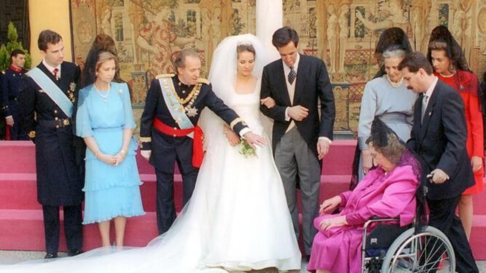 La Infanta Elena y Jaime de Marichalar cortejados por el Reyes Juan Carlos, la Reina Sofía, el por aquel entonces Príncipe Felipe y la Reina Mercedes.