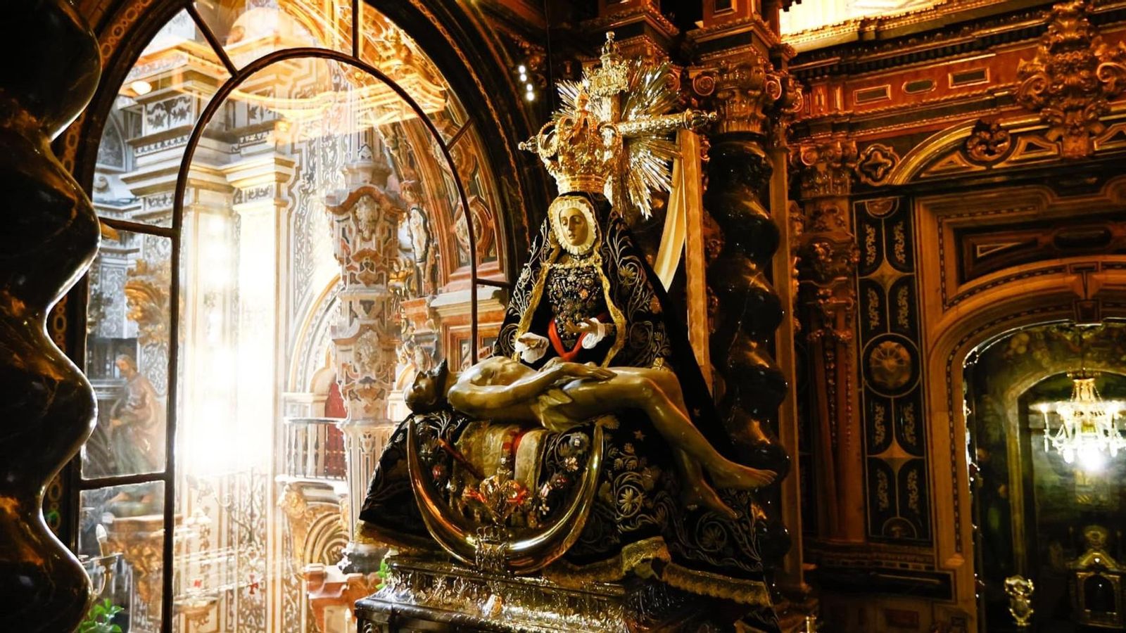 La Virgen de las Angustias, Patrona de Granada, presidiendo el Camarín de la Basílica.