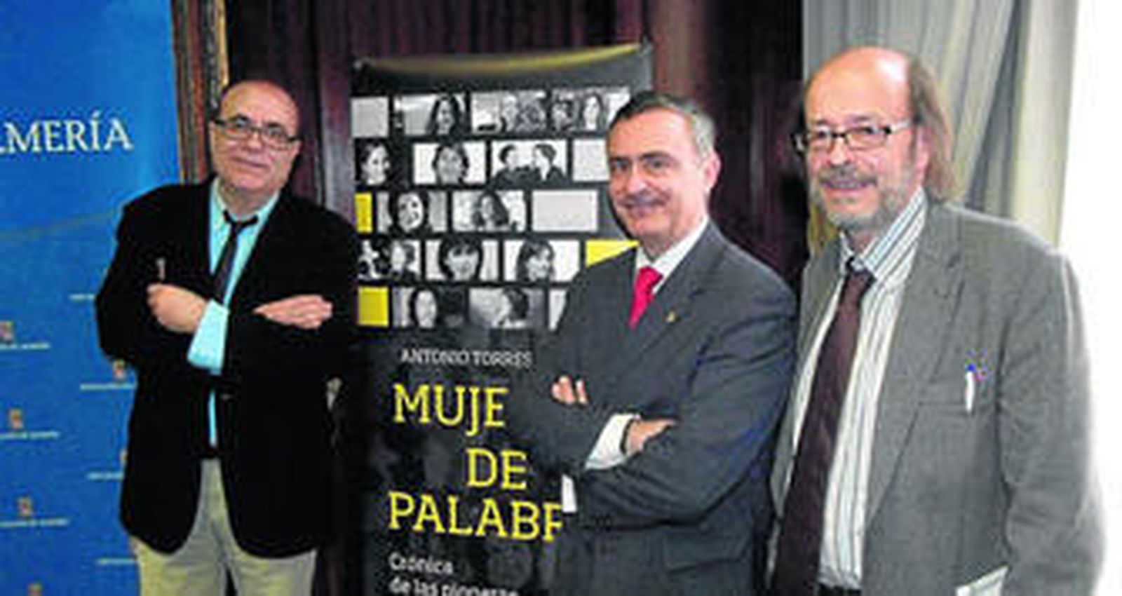 Los protagonistas tras la presentación de la nueva publicación.