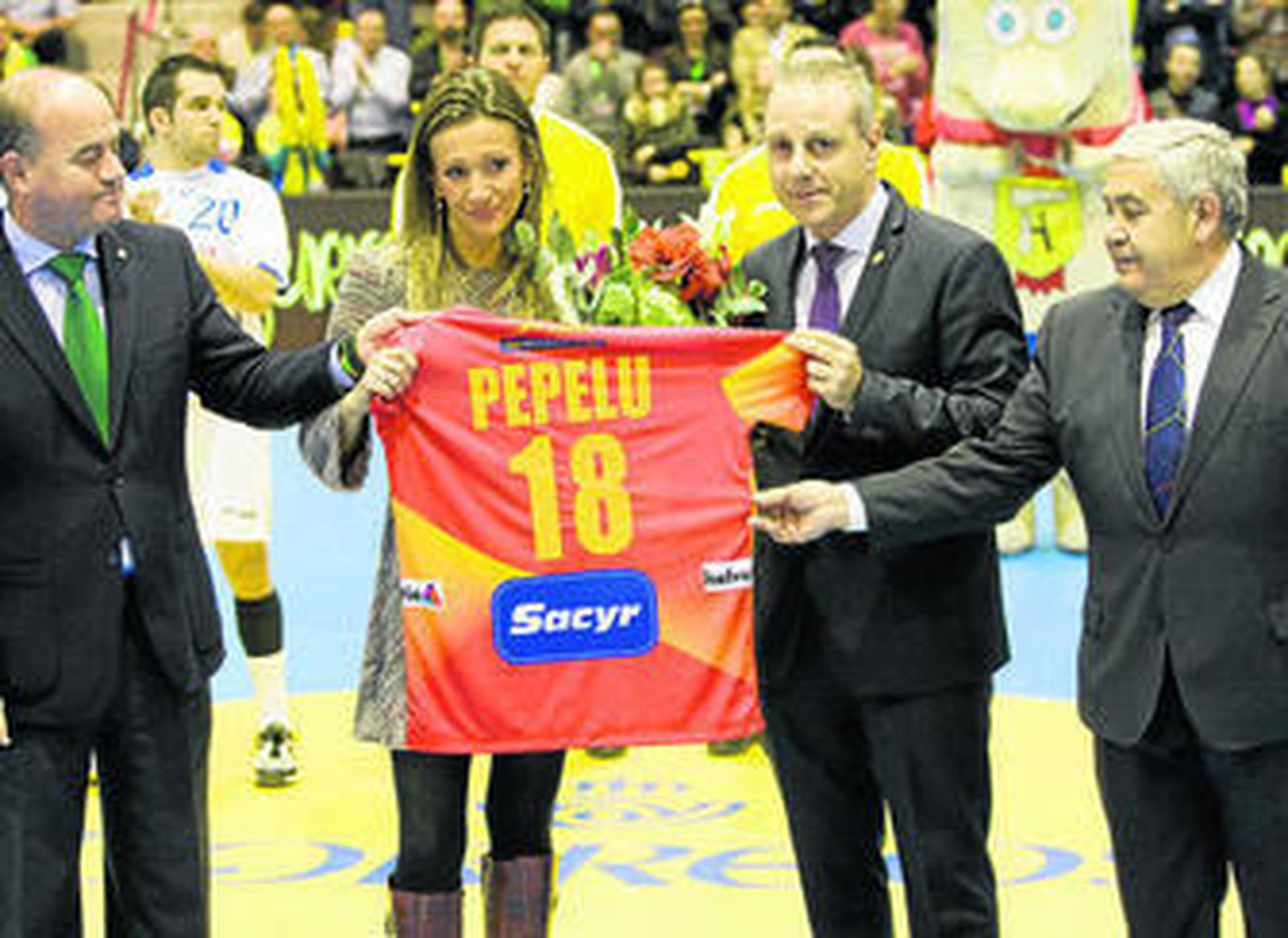 La viuda de Pérez Canca recibe una camiseta con el nombre de Pepelu.