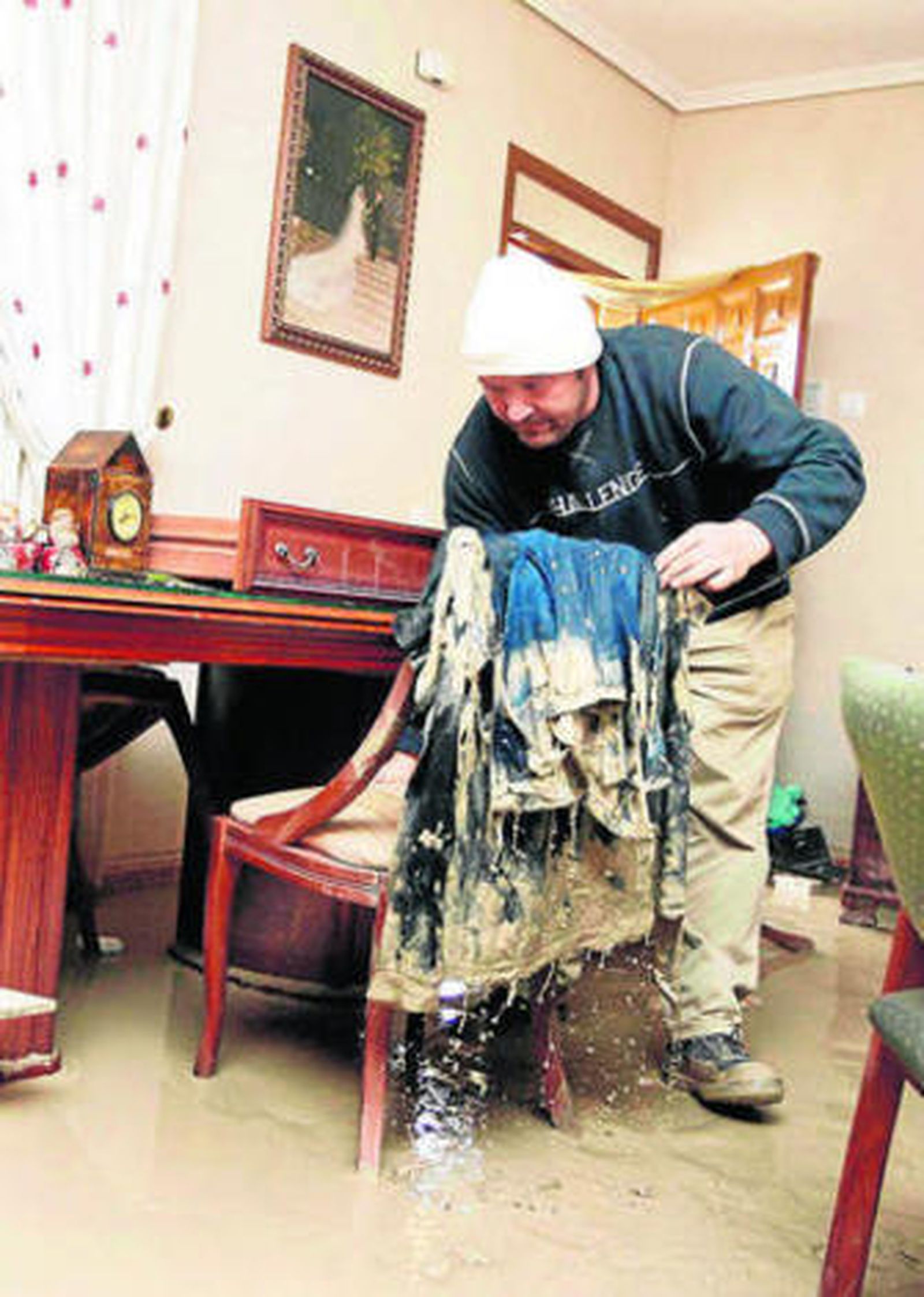 Una de las afectadas de la Altea observa los daños en su vivienda.