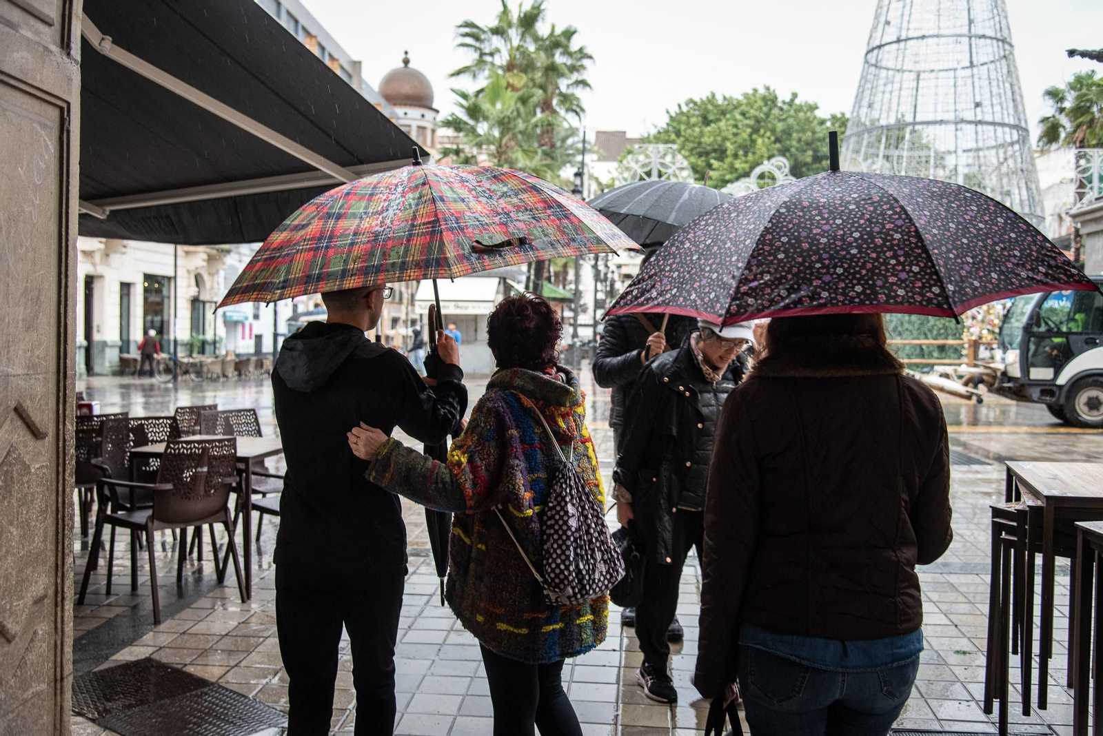 Día de lluvia, viento y frío en Huelva, en imágenes