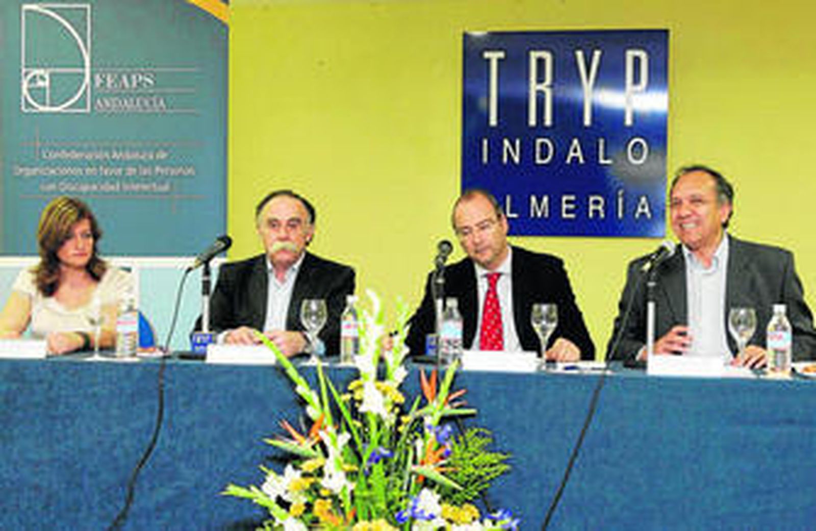 Francisca Fernández, Luis López, delegado de Igualdad; Luis Rogelio Rodríguez, alcalde de Almería, y Francisco Alonso, delegado de FEAPS.