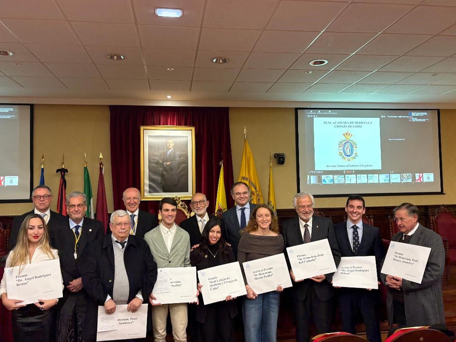 Académicos posan con el  grupo de premiados por la Real Academia de Medicina y Cirugía de Cádiz correspondiente al curso 2025.