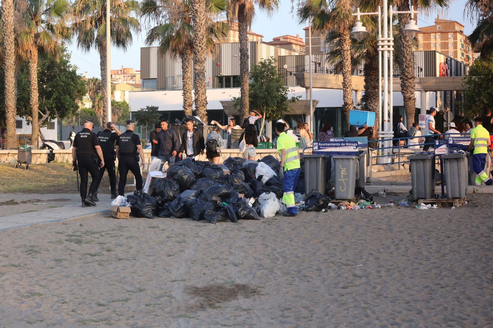 La 'resaca' de la Noche de San Juan en la playa de Huelin en Málaga La 'resaca' de la Noche de San Juan en la playa de Huelin en Málaga
