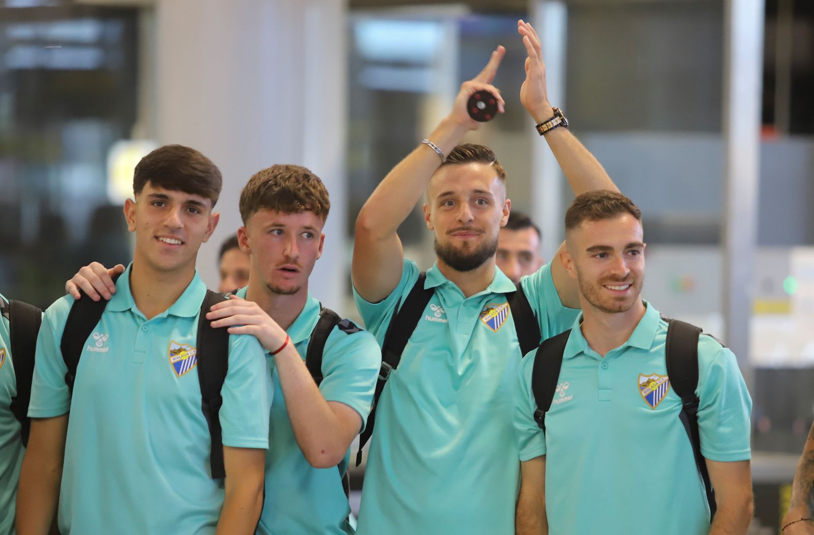 El espectacular preámbulo en el aeropuerto con la afición