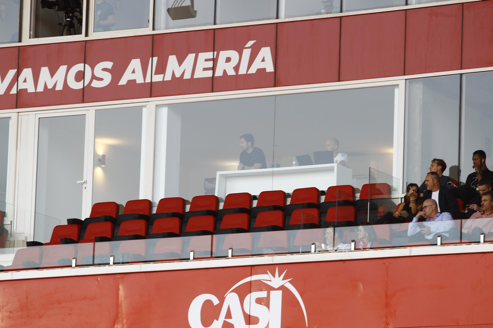 Gabi Fernández observa el partido en uno de los palcos del Estadio de los Juegos Mediterráneos al tener que cumplir sanción.