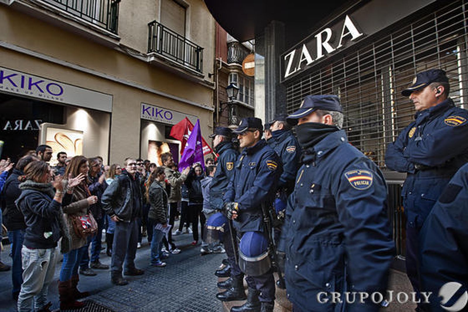 La Policía nacional escolta la puerta del Zara del Palillero. 

Foto: Julio González