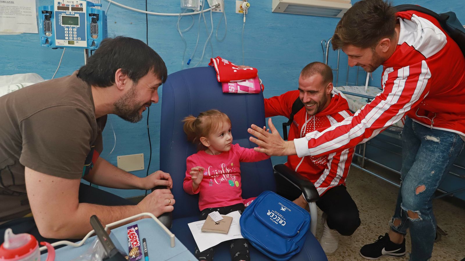 Visita de los jugadores del Algeciras CF al hospital Punta Europa