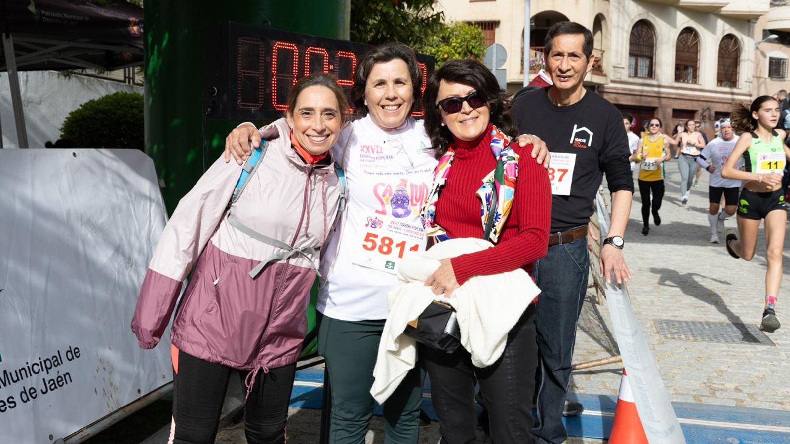Más de 2.100 participantes corren para promover la salud en Jaén, en imágenes (1)