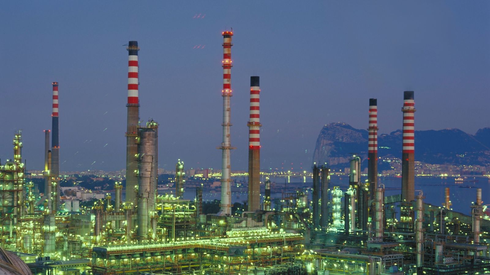 Instalaciones del parque energético de Moeve en San Roque.