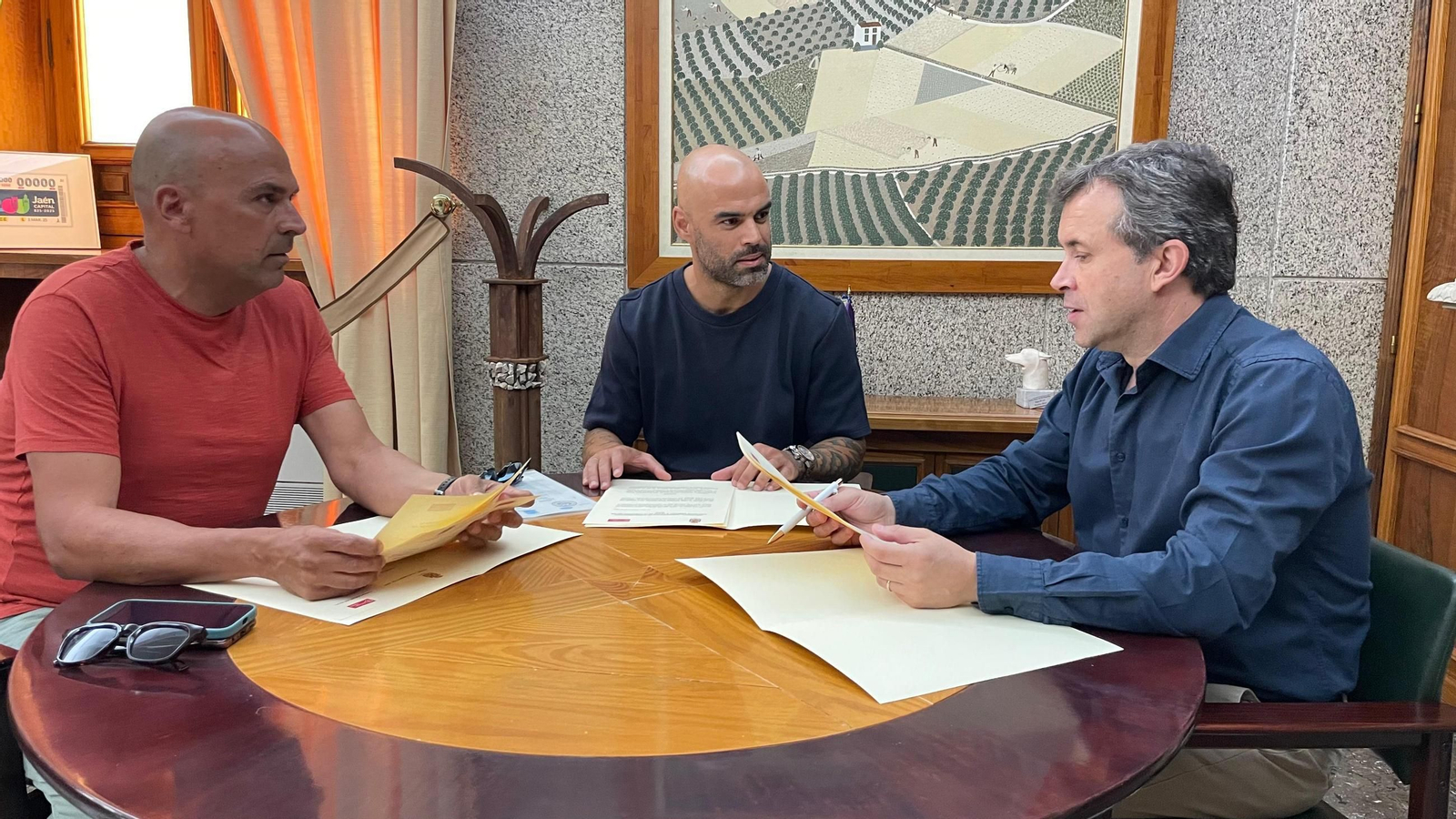 José María Cano, José Antonio Espín y Julio Millán, en el momento de la firma. d