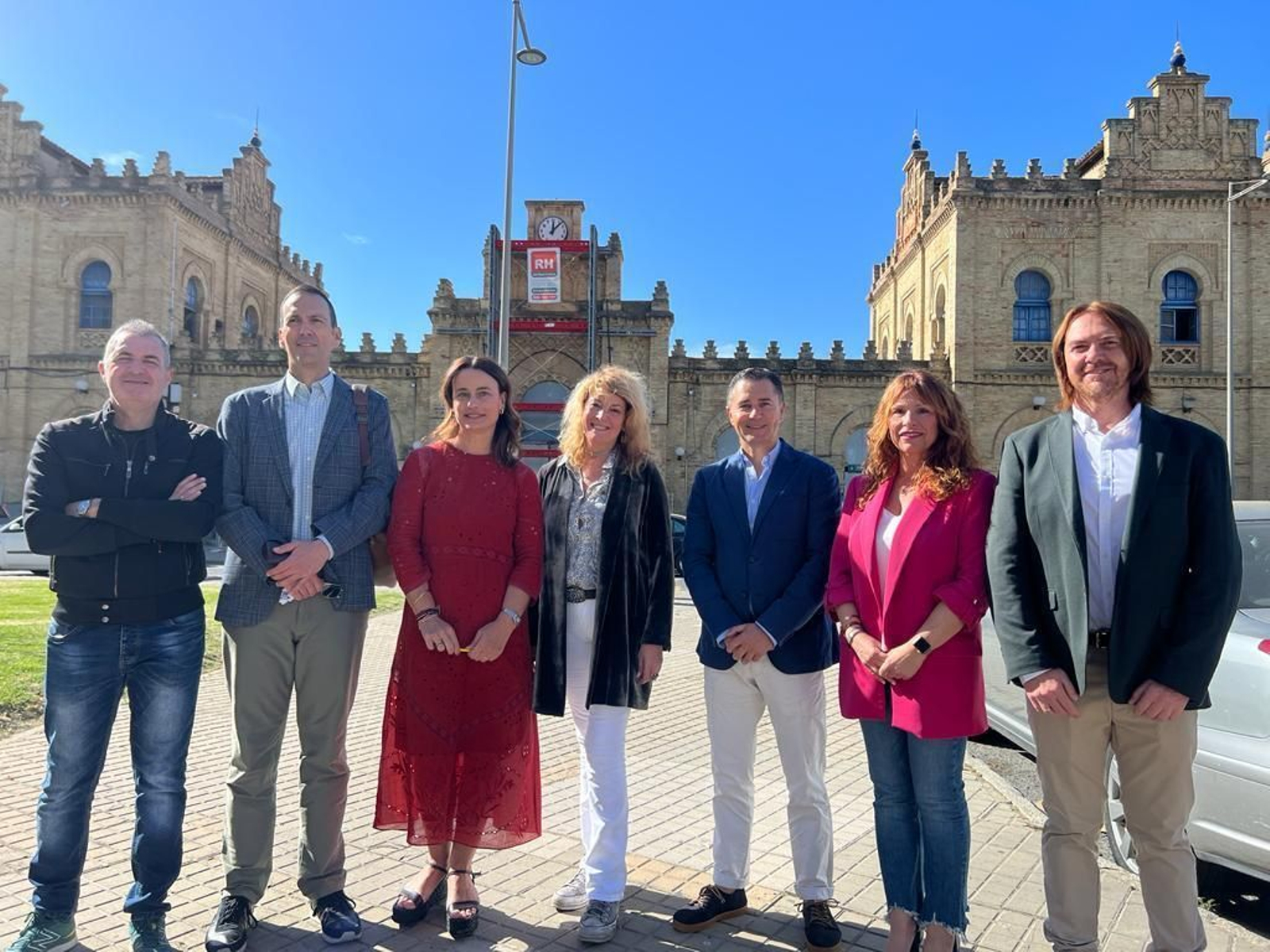 Pilar Miranda junto a parte de su equipo en la antigua estación de Renfe de Huelva.