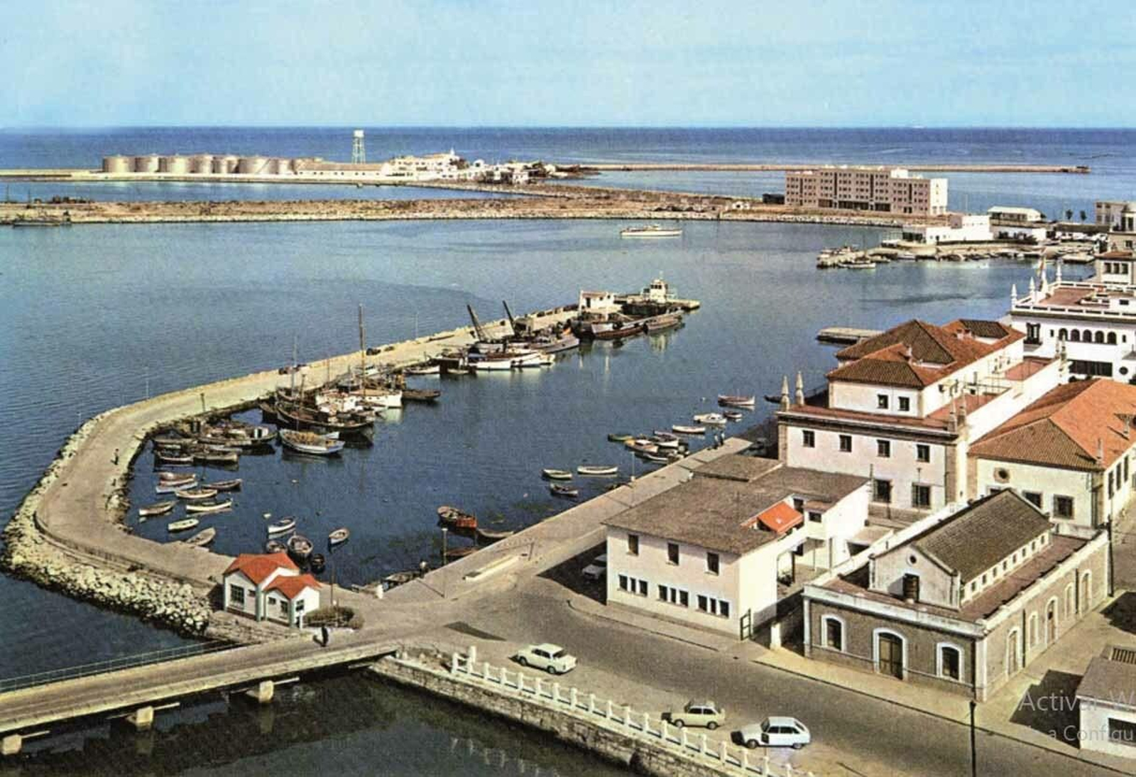 El Edificio de Sanidad Exterior fuera de uso (1970). Detrás, la Aduana y la antigua sede de la Junta Obras del Puerto.