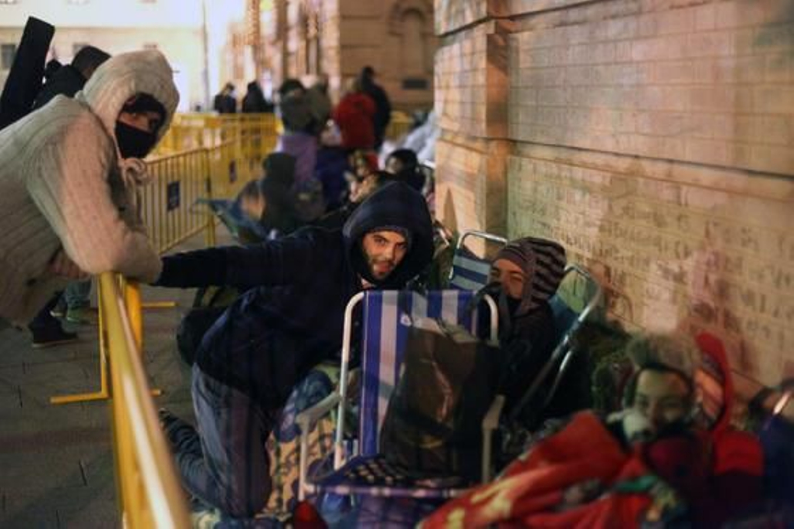 La fiebre por el Carnaval gaditano es tal que a principios de semana ya hubo aficionados que empezaron a hacer cola sin saber qué día saldrían las entradas  Foto: Jesus Marin