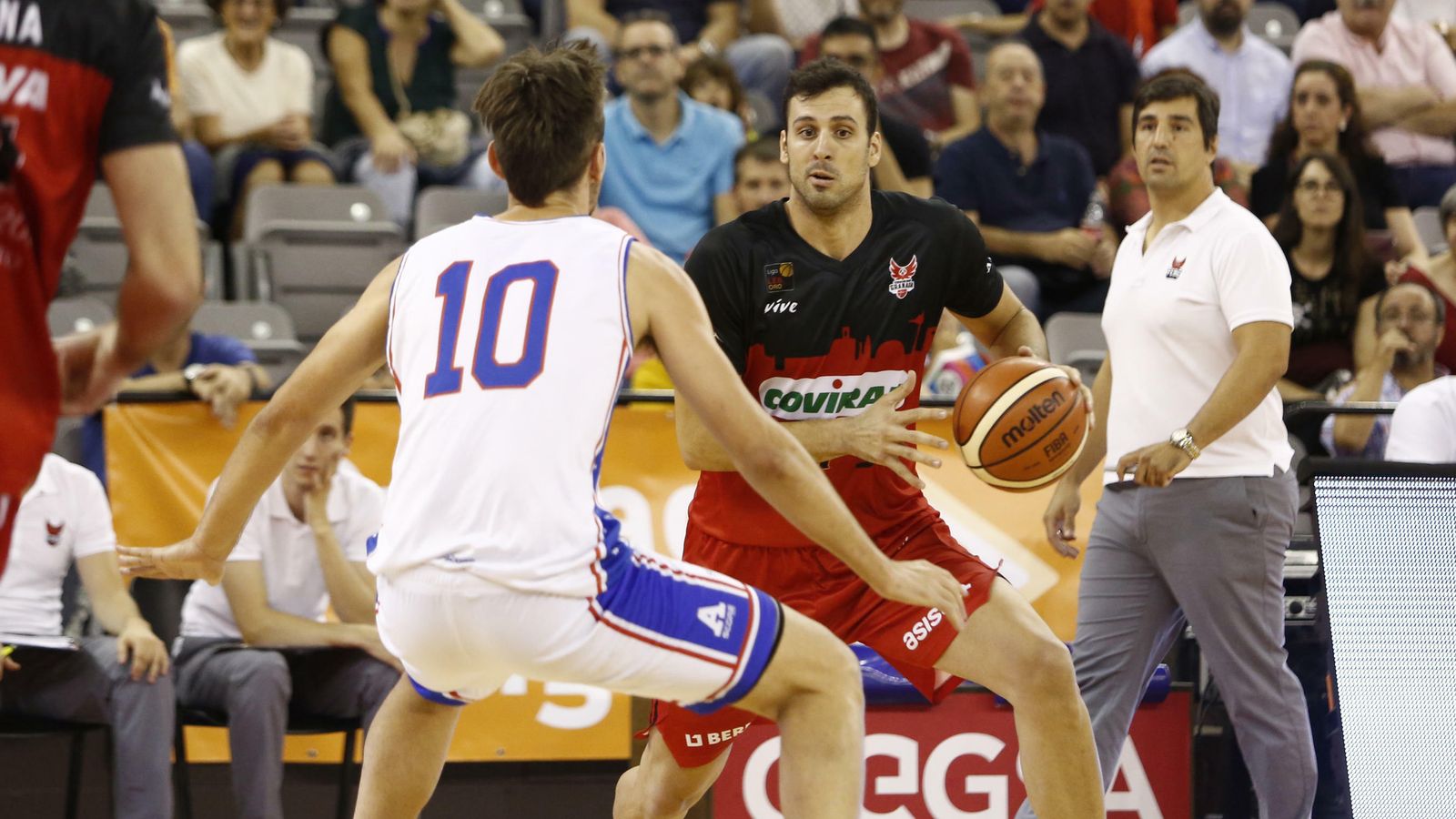 Pin observa las evoluciones de su equipo en el último partido de pretemporada