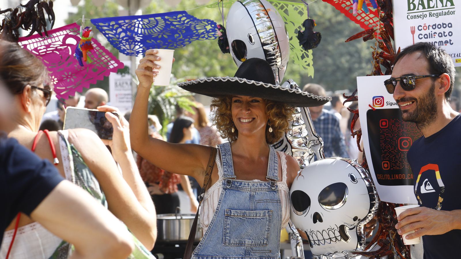 Comensales disfrutan del puesto de Cielito Lindo en el Córdoba Califato Gourmet 2022.