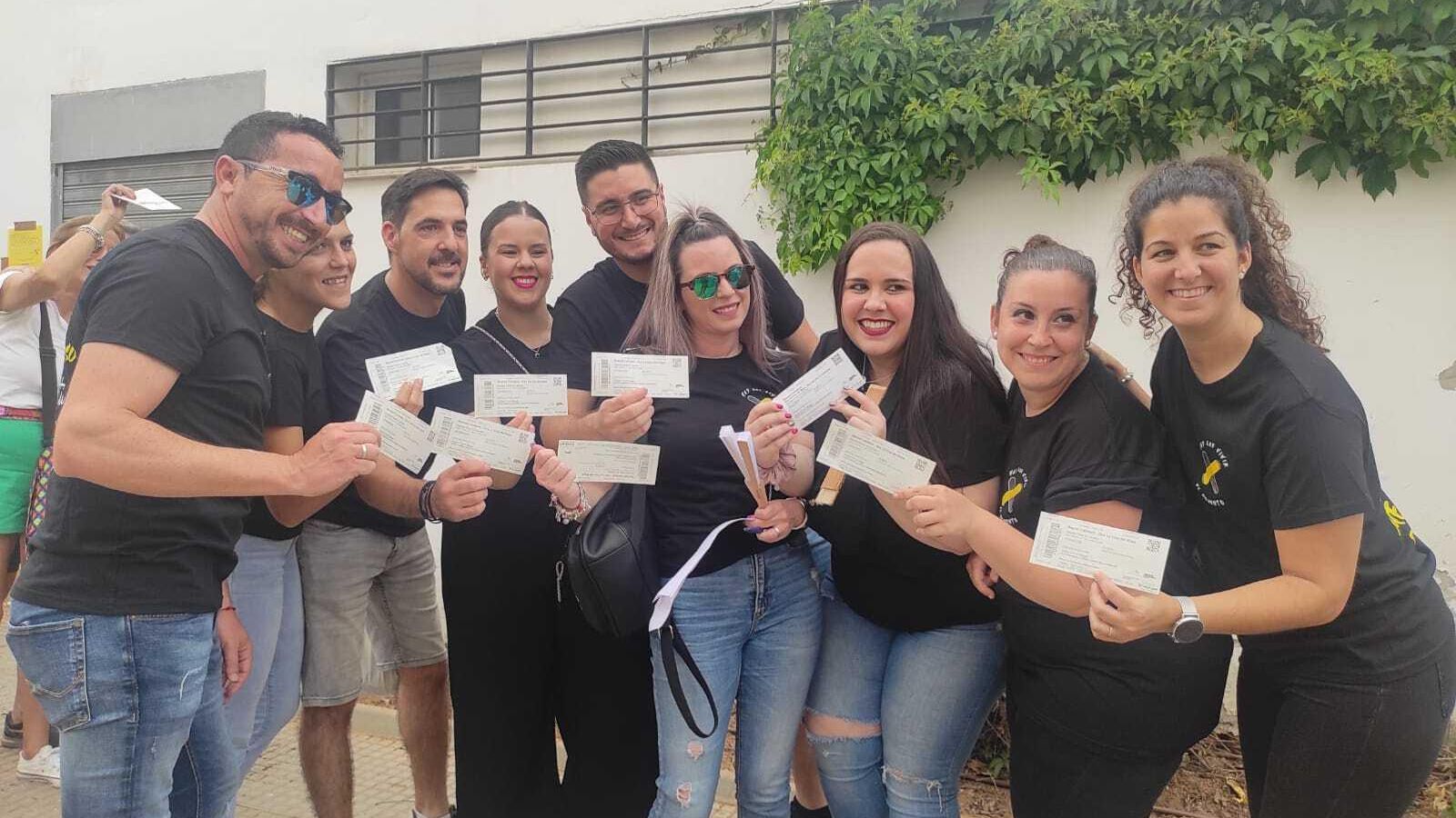 Un grupo de fieles seguidores de Isla, Huelva, Cartaya y Lepe muestran sus entradas. Un grupo de fieles seguidores de Isla, Huelva, Cartaya y Lepe muestran sus entradas.