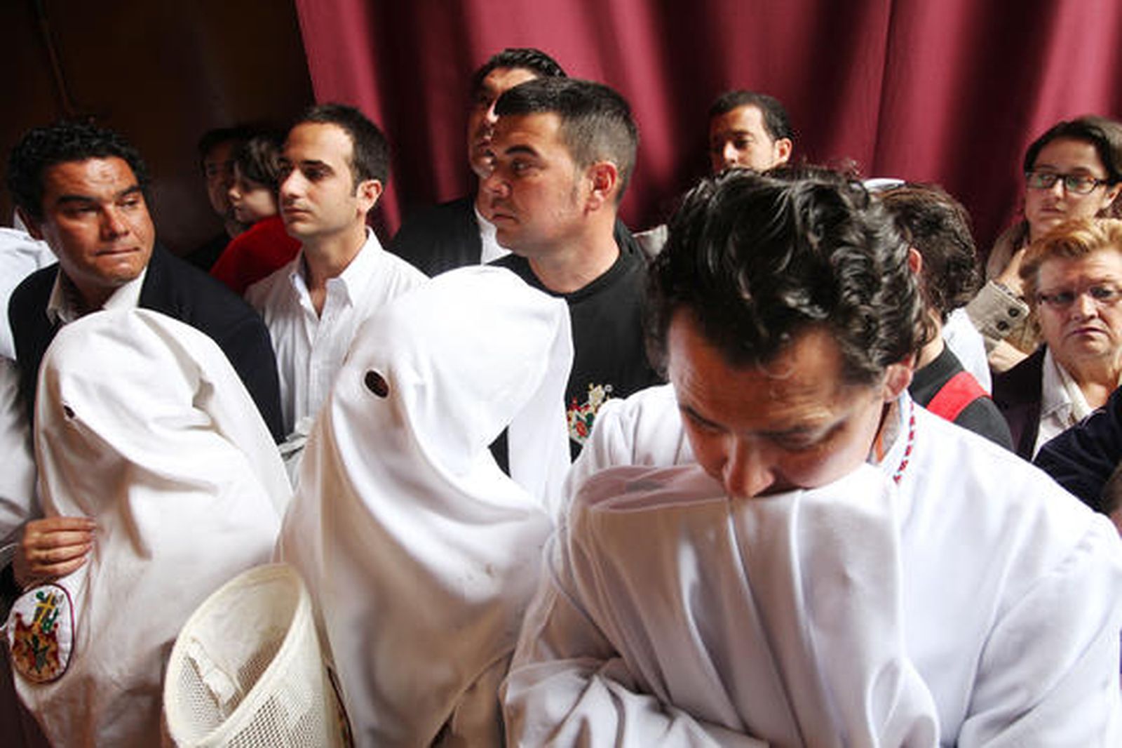 Nazarenos de San Benito se lamentan ante el frontal del paso de la cofradía.

Foto: Vanesa Lobo